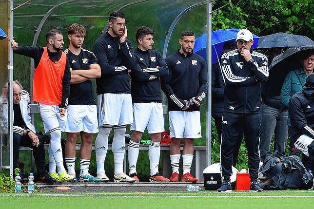 Sorgenvoll: In der ersten Viertelstunde hatte der Co-Trainer des SV 08 Laufenburg, Oliver Neff (rechts), einige Sorgenfalten auf der ...
