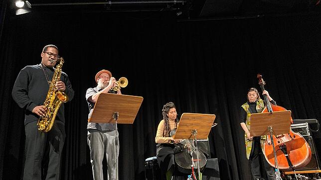 Der amerikanische Saxofonist James Brandon Lewis mit dem Red-Lily-Quintet auf der Bühne beim Jazzclub Singen in der Gems. Bild: ...