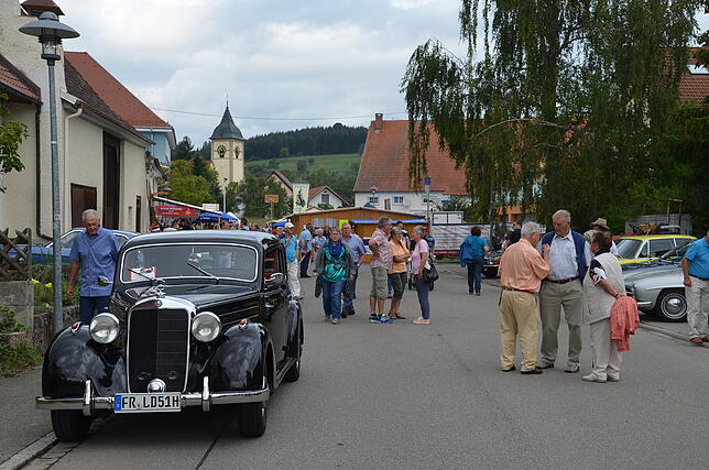 Auf der Oldtimer-Festmeile beim Aasener Dorffest sticht ein eleganter Mercedes 170 S heraus.