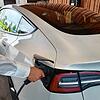 Ein rein elektrisches Auto wird beladen.