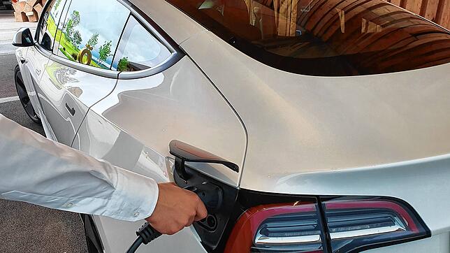 Ein rein elektrisches Auto wird beladen.
