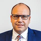 Alexander Bertram ist Direktor der Bezirkssparkasse Reichenau. Er sagt: „Der niedrige Zins hat die Immobilienpreise erst so ...