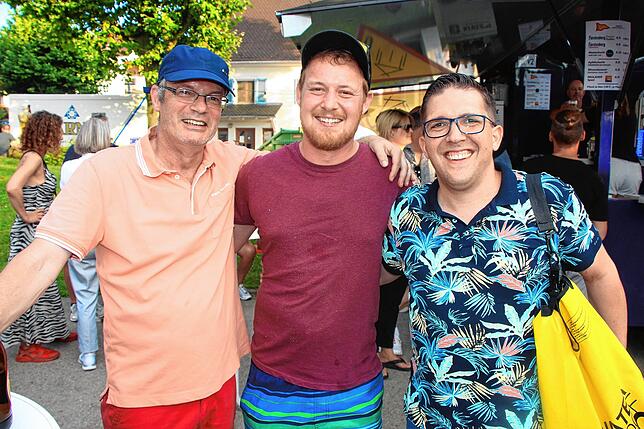 Geburtstagskind Patrick Straub (Mitte) war einer von fünf Jurymitgliedern für die Schrottregatta. Der Schweizer war erst Minuten vorher ...