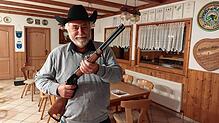 Schützenmeister Bernhard Reichert mit Unterhebel-Repetiergewehr. Bild: Günther