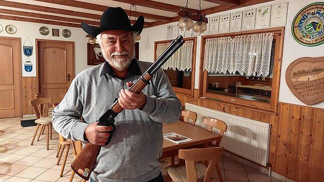 Schützenmeister Bernhard Reichert mit Unterhebel-Repetiergewehr. Bild: Günther