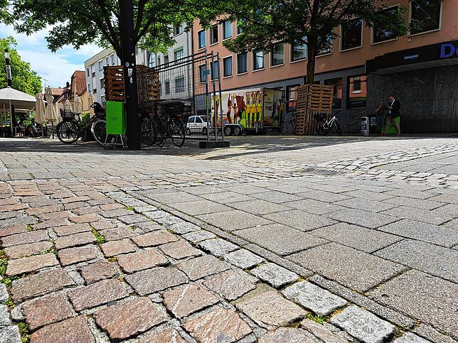 Damit die Rettungskräfte im Notfall schnell zum Einsatzort kommen, wird vor der Eröffnung des Stadtfestes in Singen geprüft, ob die ...