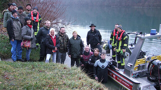 In einer gemeinsamen Aktion von Angelsportverein, Schwimmclub, Tauchschule und Feuerwehr befreiten die Helfer den Rhein von im Wasser ...