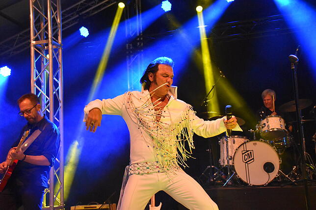 Die Elvis-Show von Eric Prinzinger und seiner Band beisterte am Freitagabend. Bild: Mardiros Tavit
