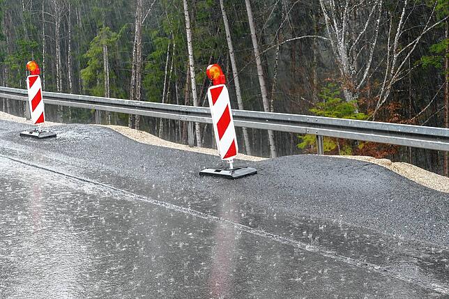 Die Asphaltdecke der L 170 weist im Bankettbereich erneut starke, wellenförmige Verformungen auf.