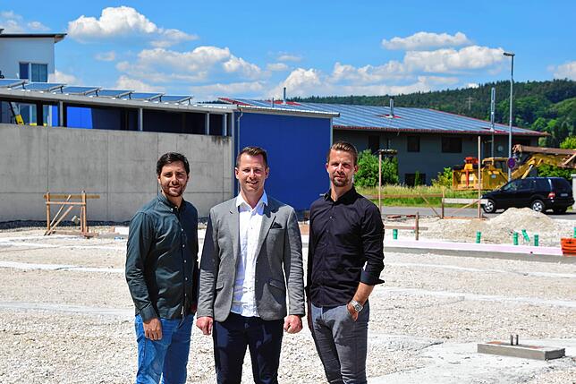 Die Geschäftsführer auf der Baustelle im Gewerbegebiet „Im Ried“ (von links): Sören Maurer, Kevin Maurer und Martin Döring. ...
