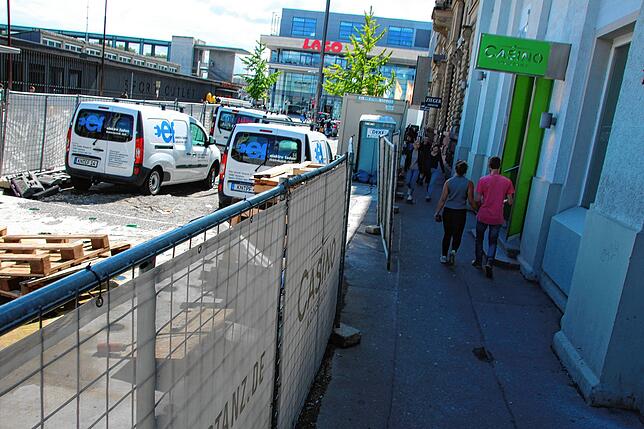 Passanten schieben den Zaun regelmäßig beiseite, um den Durchgang zu verbreitern.