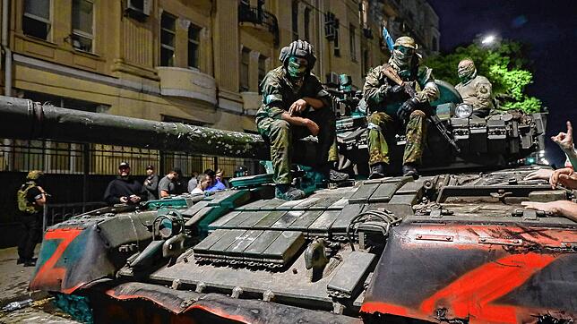 Machtkampf in Russland: Kämpfer sitzen auf einem gepanzerten Fahrzeug in Rostow am Don, als sie sich darauf vorbereiten, ein Gelände am ...