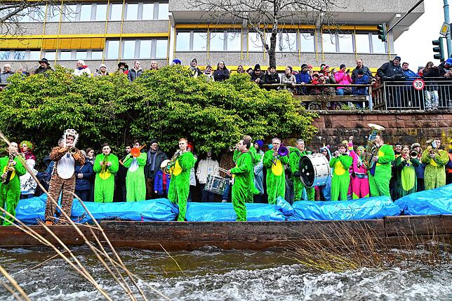 Bevor die Stadtmusik Schramberg den Bachn hinunter fuhr, sorgten sie für Stimmung.
