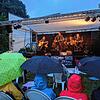 Rock unterm Regenschirm: Ein bisschen Niederschlag stört in diesem Jahr wohl keinen Konzertbesucher &ndash; so auch beim Benefiz-Konzert ...