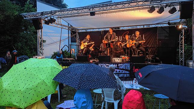 Rock unterm Regenschirm: Ein bisschen Niederschlag stört in diesem Jahr wohl keinen Konzertbesucher &ndash; so auch beim Benefiz-Konzert ...