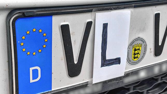 Echte VL-Altkennzeichen, anders als unsere hier gezeigte Bastellösung, werden wohl nie mehr zurück auf die Straßen im ...