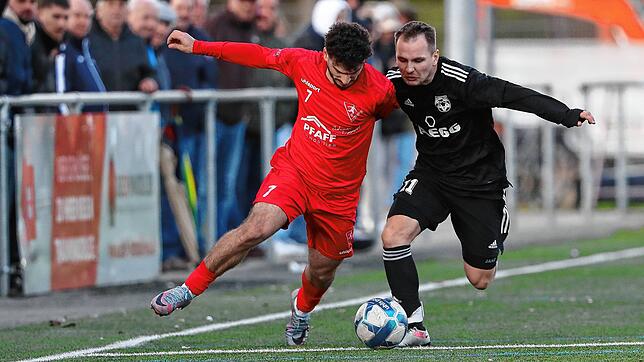 Marcel Bohnenstengel (rechts) vom FC Hilzingen sorgte mit seinem späten Treffer für den Ausgleich gegen den 1. FC Rielasingen-Arlen II.