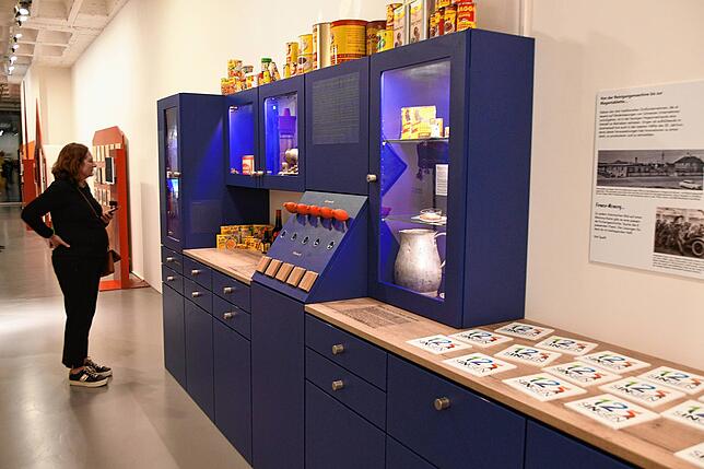 Hier wird Singen erfahrbar: Die Präsenz der Firma Maggi wird in einer Küchenzeile umgesetzt, die die Hausschreinerei für die Ausstellung ...
