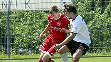 Eine vor allem in der Schlussphase umkämpfte Partie zeigten der FC Kluftern (links Stefan Ebe) und der SV Deggenhausertal (Ralf König). ...
