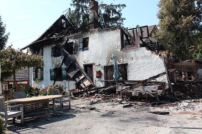Ein Brand zerstörte in der Nacht vom Dienstag, 31. Juli, auf Mittwoch, 1. August, das historische Hofgut Balisheim in Gaienhofen. Die ...