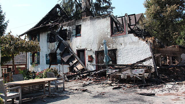 Ein Brand zerstörte in der Nacht vom Dienstag, 31. Juli, auf Mittwoch, 1. August, das historische Hofgut Balisheim in Gaienhofen. Die ...