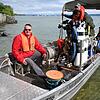 Archäologe Urs Leuzinger (l) vom Amt für Archäologie in Frauenfeld, sitzt auf einem Boot, um unmittelbar danach auf den Bodensee ...