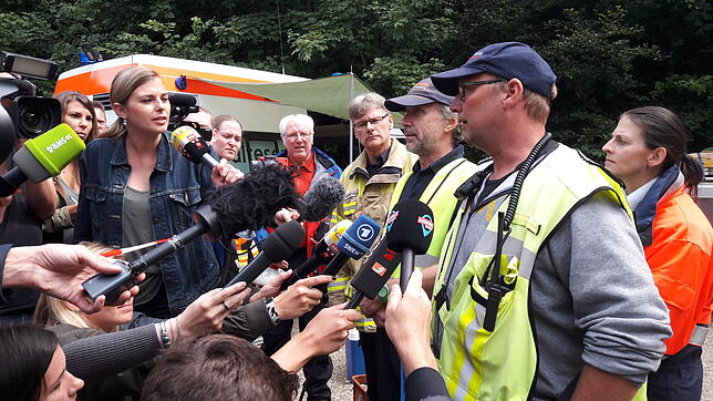 Die Einsatzleiter informieren die Medienvertreter über den Ablauf der Rettung.