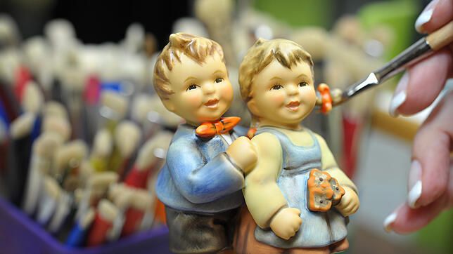 Hummel-Figuren erhalten ihren letzten Schliff: Das Einfältige und Massenkompatible zeichnet den Kitsch aus.