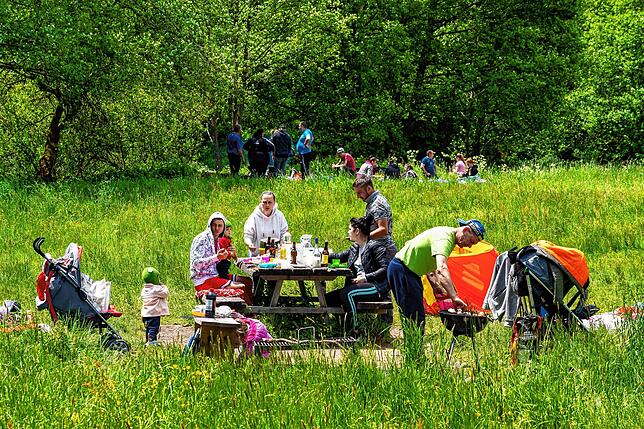 Jetzt dürfen sie auch wieder als Familie zusammen im Freien Grillen, die vielen Ausflügler an Pfingsten auf der großen Wiese bei der ...