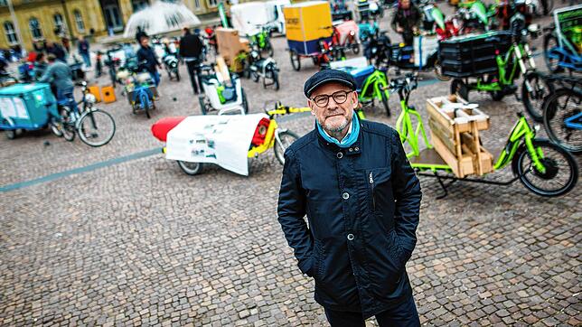 Landesverkehrsminister Winfried Hermann steht bei einem E-Lastenrad-Treffen im Ehrenhof im Neuen Schloss.