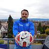 Michael Rösch vom Hegauer FV in seiner Radolfzeller Wahlheimat mit einem von Profis des SC Freiburg signierten Ball.