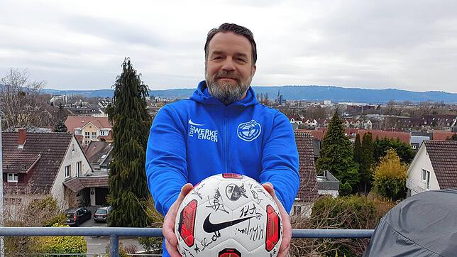 Michael Rösch vom Hegauer FV in seiner Radolfzeller Wahlheimat mit einem von Profis des SC Freiburg signierten Ball.