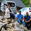 Elisabeth, Berty und Marius Perera auf den Trümmern der eingerissenen Gebäudehälfte.