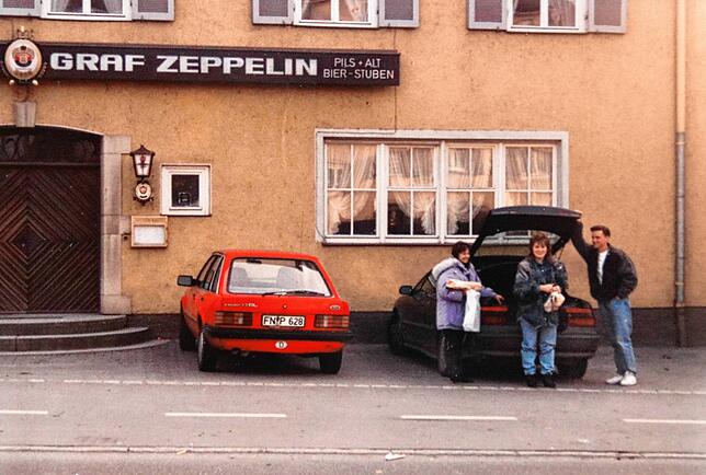Die Familie in den frühen 90er Jahren vor ihrer neuen Kneipe.