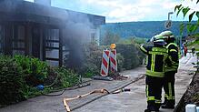 Dichter Qualm dringt aus einem Vorgarten eines Hauses im Tannenweg. Bauarbeiter haben bei Arbeiten zur Verlegung des Glasfaserkabels ein ...