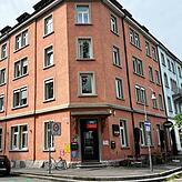 Die Destille ist in der Mainaustraße zu finden. Die Bushaltestelle Sternenplatz ist nicht weit.