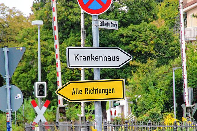 Eigentlich eine klare Ansage für die Autofahrer, die aus dem Parkhaus Therme kommen: Egal, wohin sie wollen (außer ins Krankenhaus), ...