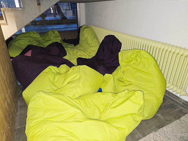 Unter der Treppe bilden Sitzsäcke einen geschützen Chill-out-Bereich.