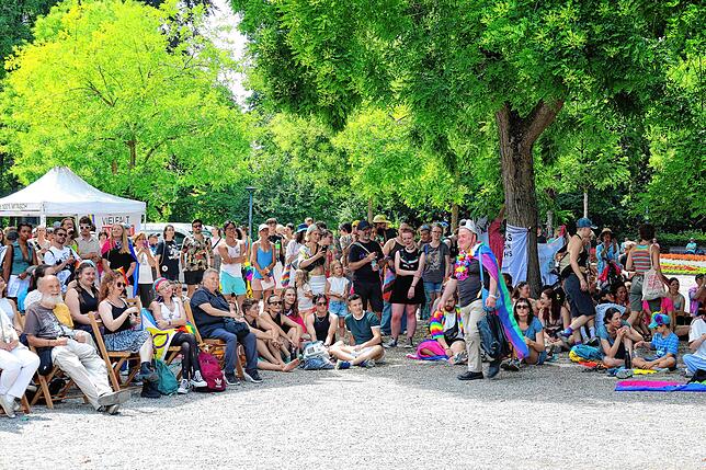 Bild 9: Fotos vom CSD 2025 in Konstanz: Bunte Flaggen, ausgefallene Outfits und klare Statements