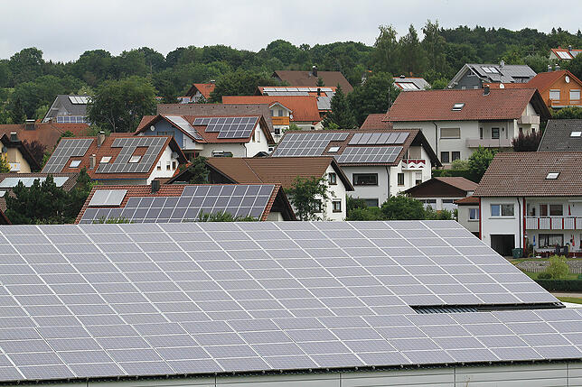 Immer mehr Hausbesitzer im Landkreis, wie hier in Schwenningen, entscheiden sich für eine Fotovoltaikanlage auf ihrem Hausdach.