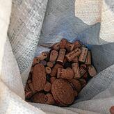 Korken werden im Schwarzwald-Baar-Kreis für das gemeinnützige Projekt „Korken für Kork“. Damit ermöglicht sie einem ...