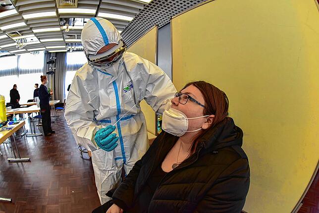 Bernadette Sippel lässt sich in Villingen testen, weil sie anschließend einen Verwandtenbesuch im Altenheim macht.