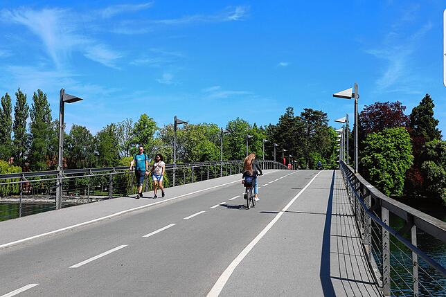 Am Vormittag ist auf der Fahrradbrücke nicht allzu viel los. Der Blick wandert auf dem Weg über den Seerhein in Richtung Alte ...