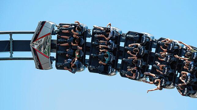 Besucher fahren im Europapark mit der Achterbahn &bdquo;Silver Star&ldquo;.