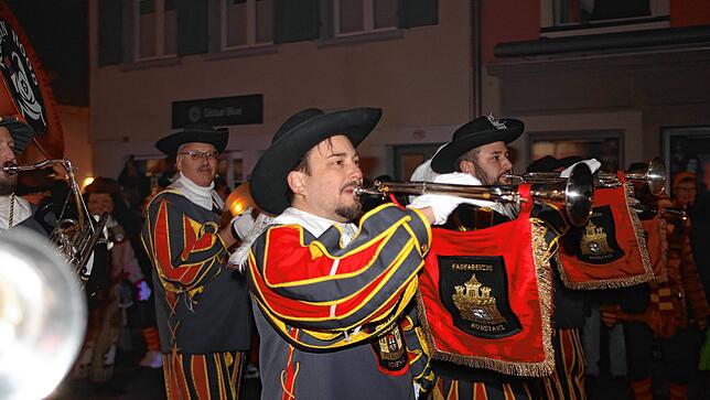 Bild 9: Mit dem Butzenlauf wird die Straßenfasnacht eingeläutet