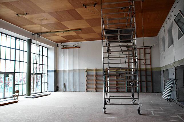 Die alte Turnhalle, jetzt Bewegungsraum genannt. Die Glaswand an der linken Seite wird aus Sicherheitsgründen hinter die Säulen versetzt.