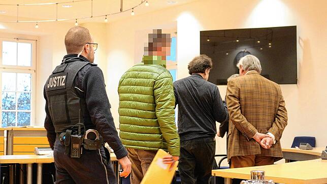 Jetzt ist das Urteil gesprochen. Der 39-jährige Angeklagte der im Juni 2023 einen Mann am Rheinufer bei Jestetten brutal erschlagen ...