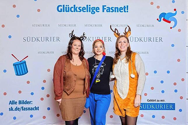 Bild 7: Bilder der SWR-Fasnacht: Narren glänzen vor der SÜDKURIER-VIP-Wand im Konzil