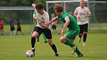 Der SV Deggenhausertal (Oliver Schiller, links) hat sich beim FC Steißlingen (Fabian Vochazer) mit 7:1 deutlich durchgesetzt.