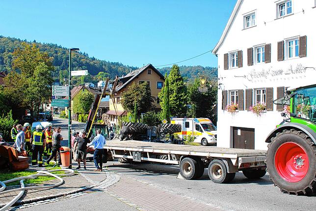 Bild 13: Wahlwies: Bilder - Bergung des umgekippten Traktors in der Adler-Kurve!